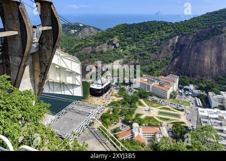 Ankunft der Zuckerhut Seilbahn auf seiner ersten Station nach dem Verlassen der Basis am Roten Strand in Urca Bezirk, Rio de Janeiro Stockfoto