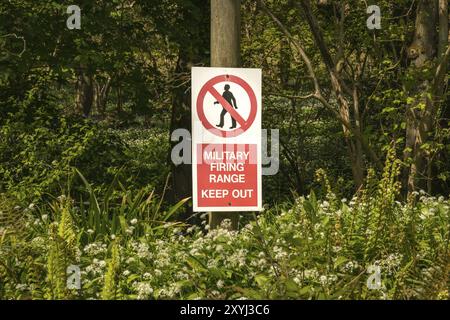 Schild: Militärischer Schießstand halten Sie draußen, gesehen in der Nähe von Tyneham Village, Jurassic Coast, Dorset, Großbritannien Stockfoto