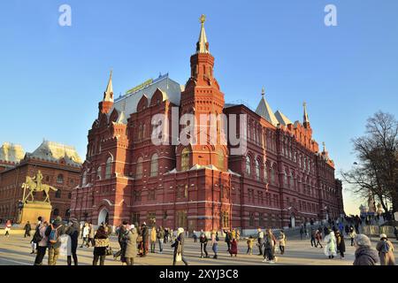 Moskau, Russland, 16. November 2018: Touristen besuchen das staatliche historische Museum auf dem Roten Platz, das größte nationale historische Museum Russlands Stockfoto