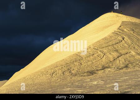 Zwei Männer auf dem Südgipfel von Kebnekaise, Norrbotten, Lappland, Schweden, August 2013, Europa Stockfoto