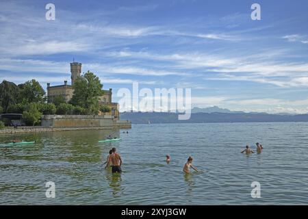 Badegäste im Wasser am Ufer, Schloss Montfort, See, Baden, Badegäste, Kajak, See, Aussicht, Landschaft, Berge, Berge, Langenargen, O Stockfoto