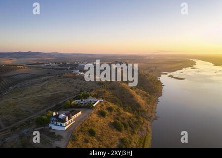 Juromenha Burg, Dorf und Guadiana Fluss Drohne aus der Vogelperspektive bei Sonnenaufgang in Alentejo, Portugal, Europa Stockfoto