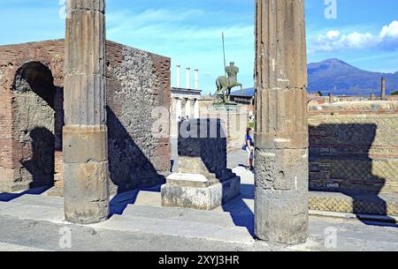 Der Bogen und die Säulen auf dem Forum von Pompeji Stockfoto