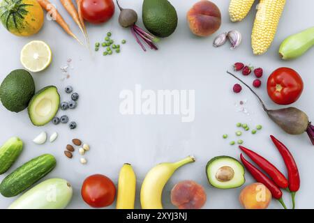 Flach legen mit verschiedenen Lebensmitteln, Bio-Gemüse, Bio-Obst, Beeren, Nüsse, Gewürze, Kräuter. Bereich für Textbereich kopieren. Gemüse auf grauem Beton BA Stockfoto