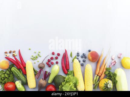 Flach legen mit verschiedenen Gemüse, Früchten, Beeren, Nüssen, Gewürzen, Kräuter, Olivenöl. Bereich für Textbereich kopieren. Gemüse auf grauem Betonboden Stockfoto