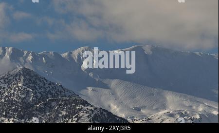 Schneebedeckte Berggipfel unter einem klaren blauen Himmel mit verstreuten Wolken, Lefka Ori, White Mountains, Bergmassiv, Westen, Kreta, Griechenland, Europa Stockfoto