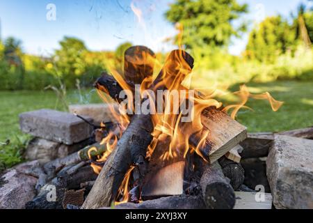 Lagerfeuer in einem Kamin, umgeben von Steinen Stockfoto