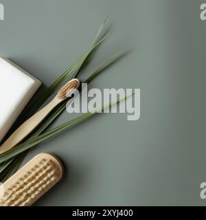 Bad Accessoires flay Lay, pastellgrün Hintergrund. Gesundheitskonzept, Palmblatt, Zahnbürste aus Holz, Fußbürste, weiße Seife. Eco, Zero Waste, Rebusab Stockfoto