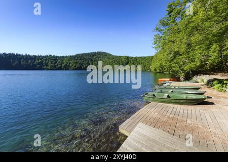 Der Pavin-See in der Auvergne mit kleinen Booten und blauem Himmel in Frankreich Stockfoto