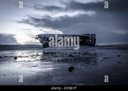 Flugzeugwrack, gekrabbeltes Flugzeug am gefrorenen Solheimasandur Strand im Winter mit Schnee in Island Stockfoto