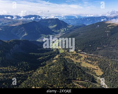 Das Anna-Tal, hinter dem Dorf St. Ulrich in Gröden, Drohnenschuss, Gröden, Dolomiten, Autonome Provinz Bozen, Südtirol, Stockfoto