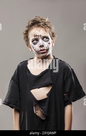 Halloween oder Horror-Konzept, schreiender, toter Zombie-Junge, der die Hand reicht Stockfoto