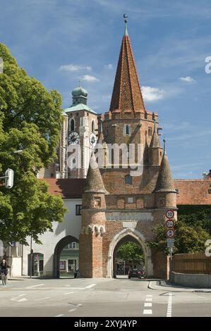 Europa, Deutschland, Bayern, Ingolstadt, Kreuztor, 1385 erbaut, Teil der Stadtbefestigung, im Hintergrund die Türme des Liebfrauenmünsters Stockfoto