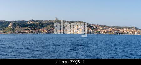 Panoramablick auf das Dorf La Maddalena im gleichnamigen Archipel in Sardinien, Italien, vom Meer aus gesehen, umgeben von Natur. Ein berühmtes Touristenziel Stockfoto