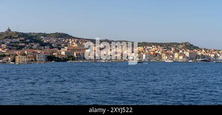 Stadtbild des Dorfes La Maddalena im gleichnamigen Archipel neben Sardinien, Italien, von der Küste aus gesehen, umgeben von Natur. Ein berühmter Tourist des Stockfoto