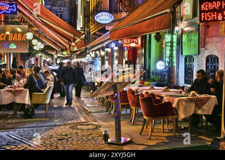 ISTANBUL, TÜRKEI, 24. April 2017: Restaurants sind eine großartige touristische Attraktion und ein wichtiger Teil des Nachtlebens in der Nachbarschaft von Sultan Ahmed Mo Stockfoto