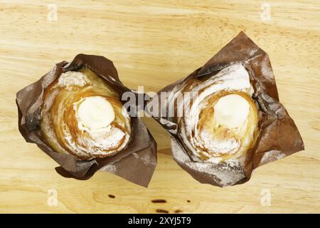 Nahaufnahme Bild des Cruffin Crème brûlée auf einem Holztisch Stockfoto