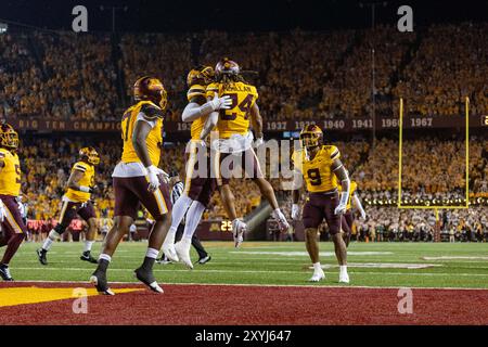 St. Paul, Minnesota, USA. August 2024. Der Verteidiger der University of Minnesota, JAI'ONTE' MCMILLAN, feiert nach der Entlassung des Quarterbacks. Die University of Minnesota trat gegen die University of North Carolina im Huntington Bank Stadium in Minneapolis, Minnesota, an. Die University of North Carolina gewann am Donnerstag, den 29. August, 19-17. (Kreditbild: © Michael Turner/ZUMA Press Wire) NUR REDAKTIONELLE VERWENDUNG! Nicht für kommerzielle ZWECKE! Stockfoto