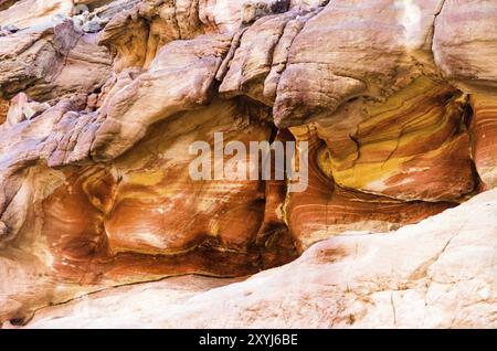 Textur von orangenem Steingestein in einer farbigen Schlucht-Nahaufnahme Stockfoto