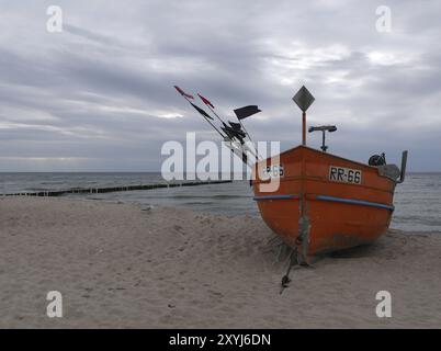 Fischerboot am Ostseestrand in der Nähe von Rewal in Polen Stockfoto