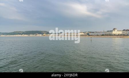 Llandudno, Conwy, Clwyd, Wales, Vereinigtes Königreich, Juni 2018: Blick vom Pier auf den Strand und die Häuser der South Parade Stockfoto