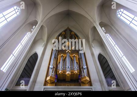 REYKJAVIK, ISLAND, 6. JULI: Innenansicht der Pfeifenorgel und architektonische Gestaltung der Hallgrimskirkja Kirche, Blick auf den Turm am 0. Juli Stockfoto