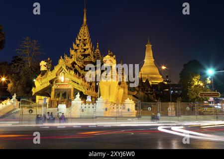 Die Shwedegon-Pagode bei Nacht Stockfoto