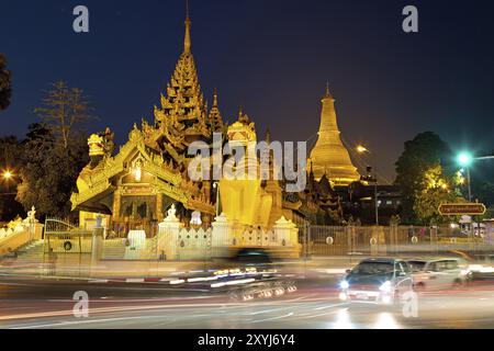 Die Shwedegon-Pagode in Yangon bei Nacht Stockfoto