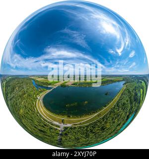 Blick auf das Lech-Stauwerk 22 bei Unterbergen in Bayerisch-Schwaben Stockfoto