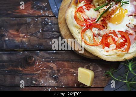 Pizza Margarita mit Basilikum Blätter und Ei auf Holztisch, Ansicht von oben Stockfoto