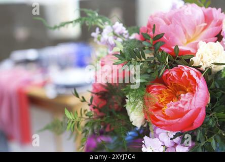 Tabelle Einstellung im Vintage Style ist mit Blumen in Rosa und blauen Farben eingerichtet. Nahaufnahme Stockfoto