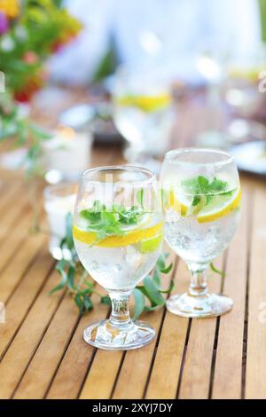 Zwei Gläser natürliche Limonade auf dem Tisch bei Outdoor-Sommerparty Stockfoto