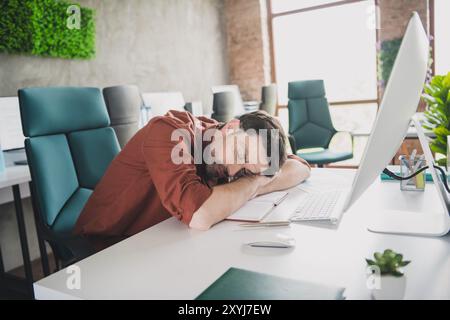 Foto von nettem Boss Mann Schlaftisch müde gekleidet braun formalwear komfortable leichte Startup Büro Loft Zimmer Innenausstattung Stockfoto