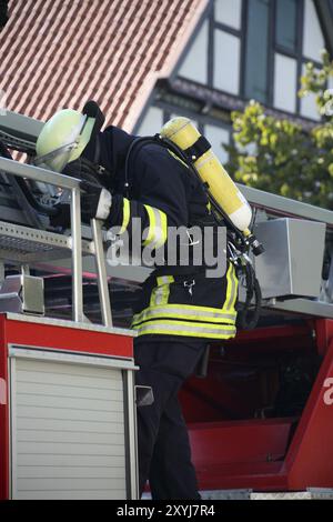 Feuerwehrleute während einer Rettungsübung Stockfoto