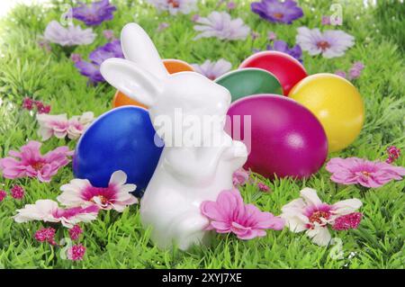 Ostereier auf Blumenwiese, ostereier auf Blumenwiese Stockfoto