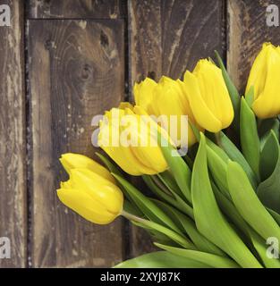 Schöne gelbe Tulpen auf hölzernen Hintergrund. Draufsicht mit Textfreiraum Stockfoto