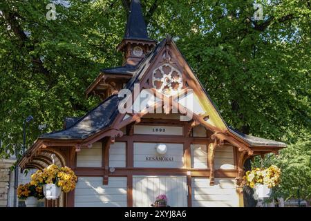 Kleine Holzhütte mit grünen und braunen Dekorationen, umgeben von grünen Bäumen und Blumen, Helsinki, Finnland, Europa Stockfoto