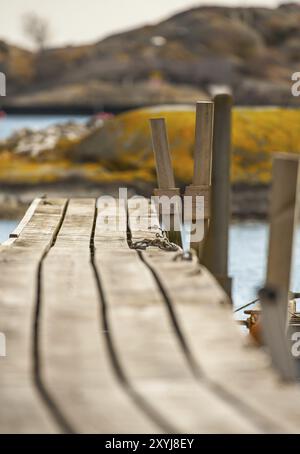 Langer und alter Holzsteg und einige kleine Inseln im Hintergrund Stockfoto