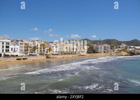 Strand in einer Bucht in der Nähe von Sitges, Spanien, Europa Stockfoto