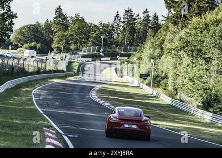 Blick aus der Perspektive des Rennfahrers auf Sportwagen Porsche Cayman auf der Nürnberger Rennstrecke Nordschleife Green Hell Green Hell Green Hell Internat Stockfoto