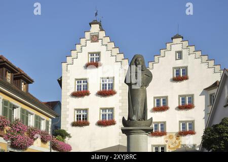 Madonnenfigur am Brunnen und historisches Torschloss mit Stufengiebel, Stadttor, Stadtturm, Skulptur, Baerenplatz, Tettnang, Bodensee Re Stockfoto