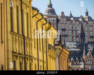 Blick auf eine Reihe historischer Gebäude mit gelben Fassaden und Dächern, detaillierte Architektur im Hintergrund, stockholm, ostsee, schweden, skandinavien Stockfoto