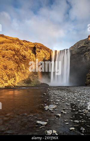 Wunderschöner Skogafoss Wasserfall während der Sommersaison, Island, Europa Stockfoto