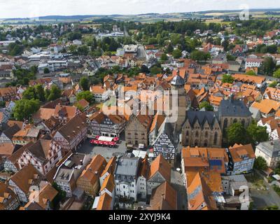 Aus der Vogelperspektive auf eine malerische Altstadt mit vielen Fachwerkhäusern und einer großen Kirche, Bueckinghaus, Weinhaus, Walpurgis Stockfoto