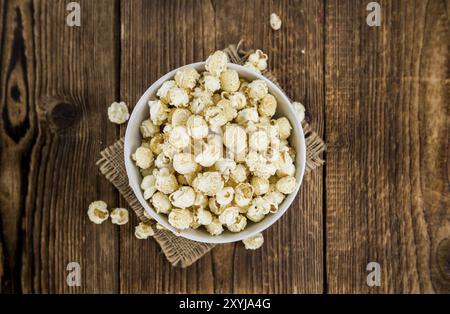 Frisch gemachtes Popcorn auf einem alten und rustikalen Holztisch, selektiver Fokus, Nahaufnahme Stockfoto