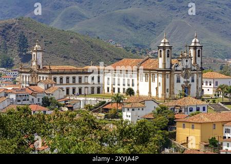 Blick auf die Innenstadt von der Stadt Ouro Preto mit seinen alten und Geschichten Gebäude und Kirchen und Architektur-Funktionen Stockfoto