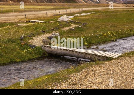 Eine kleine Holzstege führt über einen Bach in Landmannalaugar auf Island Stockfoto