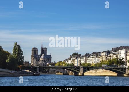 Blick auf eine Brücke und die Kathedrale Notre-Dame in Paris, Frankreich, Europa Stockfoto