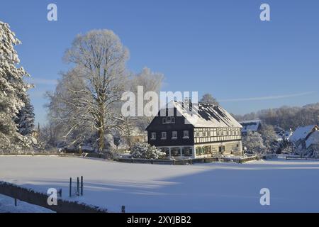 Oberlausitzer Haus in sachsen. Fachwerkhaus in Sachsen, im Winter Stockfoto