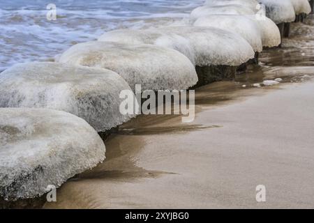 Groyne an der Ostseeküste im Winter Stockfoto